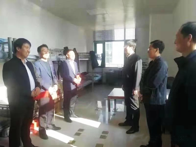 工业园区管委会、泓源公司慰问园区机关保安门卫等一线人员(图2) 工业园区管委会、泓源公司慰问园区机关保安门卫等一线人员(图2)