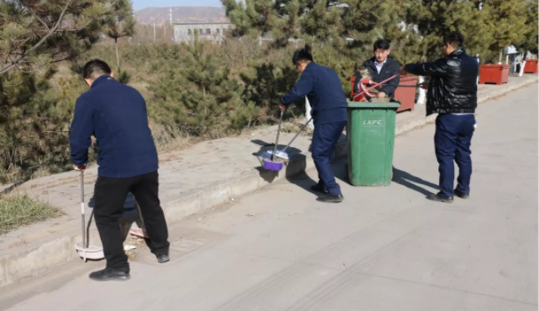 文明创建我先行 ——bevictor伟德团委开展环境卫生整治志愿活动(图2)