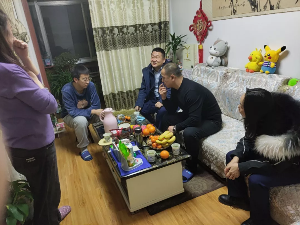 关爱员工冷暖 传递组织温情——bevictor伟德组织开展员工家访活动(图2)