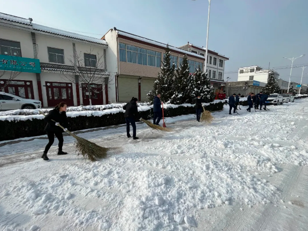 文明创建我先行——bevictor伟德深入创城包抓村社开展清扫积雪志愿服务活动(图2)