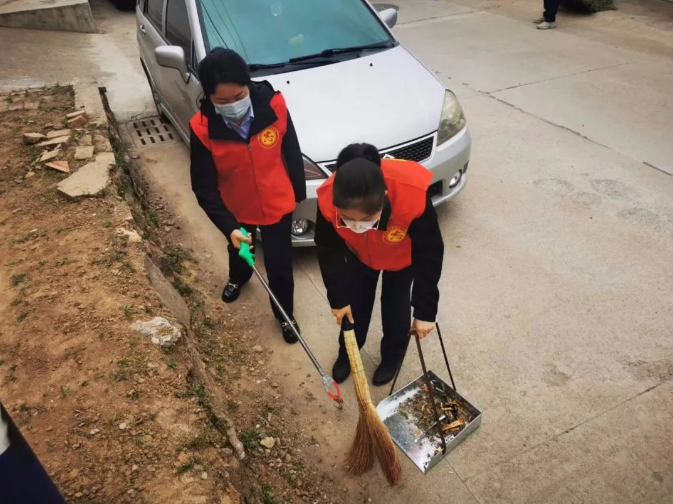 bevictor伟德赴包抓共建村社开展卫生清扫志愿服务活动(图4)