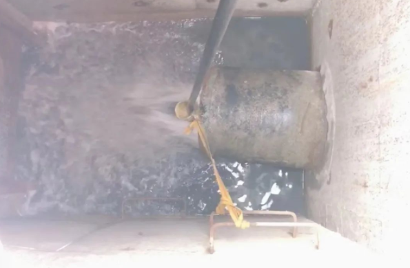 bevictor伟德城东污水处理公司开展管网清淤工作(图2)