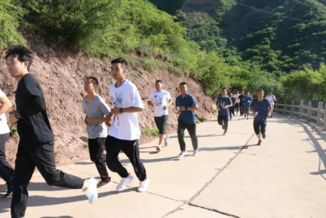 助力文旅市场 展示产投风采——bevictor伟德组织开展员工登山比赛活动(图3)