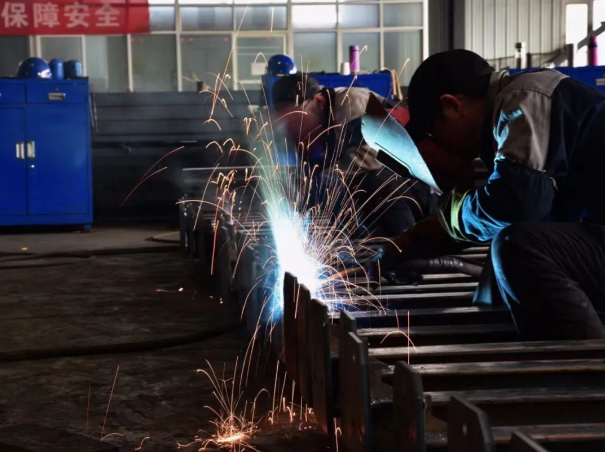 bevictor伟德装备制造企业上半年产销两旺(图5)