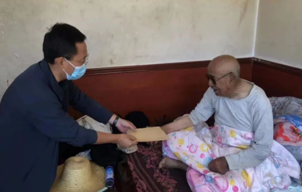 bevictor伟德赴帮扶村对接工作并慰问困难党员(图2)